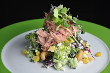 Полезный салат с брокколи, творогом, тунцом и кукурузой