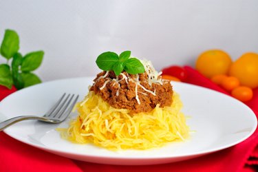 Спагетти-сквош с фаршем из индейки в томатном соусе