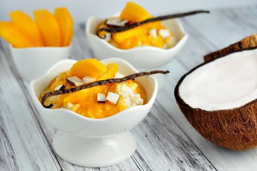 Полезный молочный рисовый пудинг с манго и ванилью