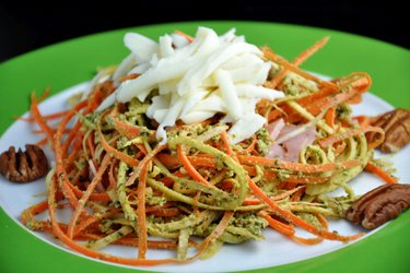 "Спагетти" из петрушки и моркови с соусом песто